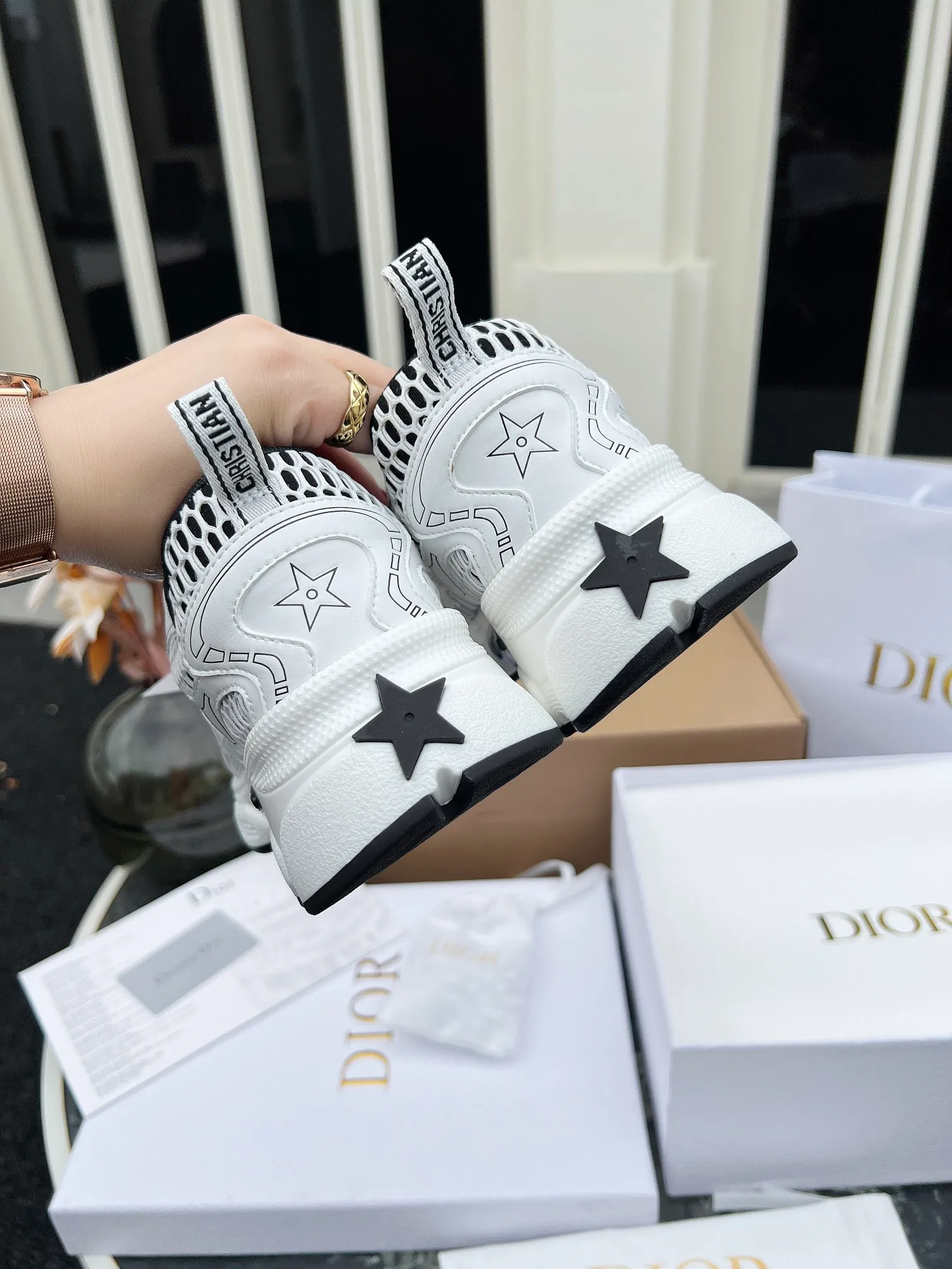 👟👟Ex-factory price 600👟👟 High version couple model🍸 Dior Dior | 2024 ˢˢDilraba, many stars have the same style. L’s 2024 spring and summer new products. The latest popular Chrono series, thick-soled mesh color-blocking running shoes, dad shoes, casual sports shoes series〰 Original purchase, development and production👍🏻This Dior Chrono sneaker is made of white and black mesh fabric with leather effect panels. The CD logo on both sides, the star patch on the tongue and the Dior logo on the heel, many details highlight the style. The two-tone laces, lightweight sole and star embellishment allow for a casual look all year round, complementing a variety of casual or elegant pieces. ♺Upper: Original imported first-layer cowhide + mesh ♺Inner lining: Original customized breathable lining ♺Outsole: Original molded EVA super light and super soft outsole ♺Heel height: 4.5cm ♺Size: Female 35-41 Male 39-45 (Female 40.41 Male 45 customized)